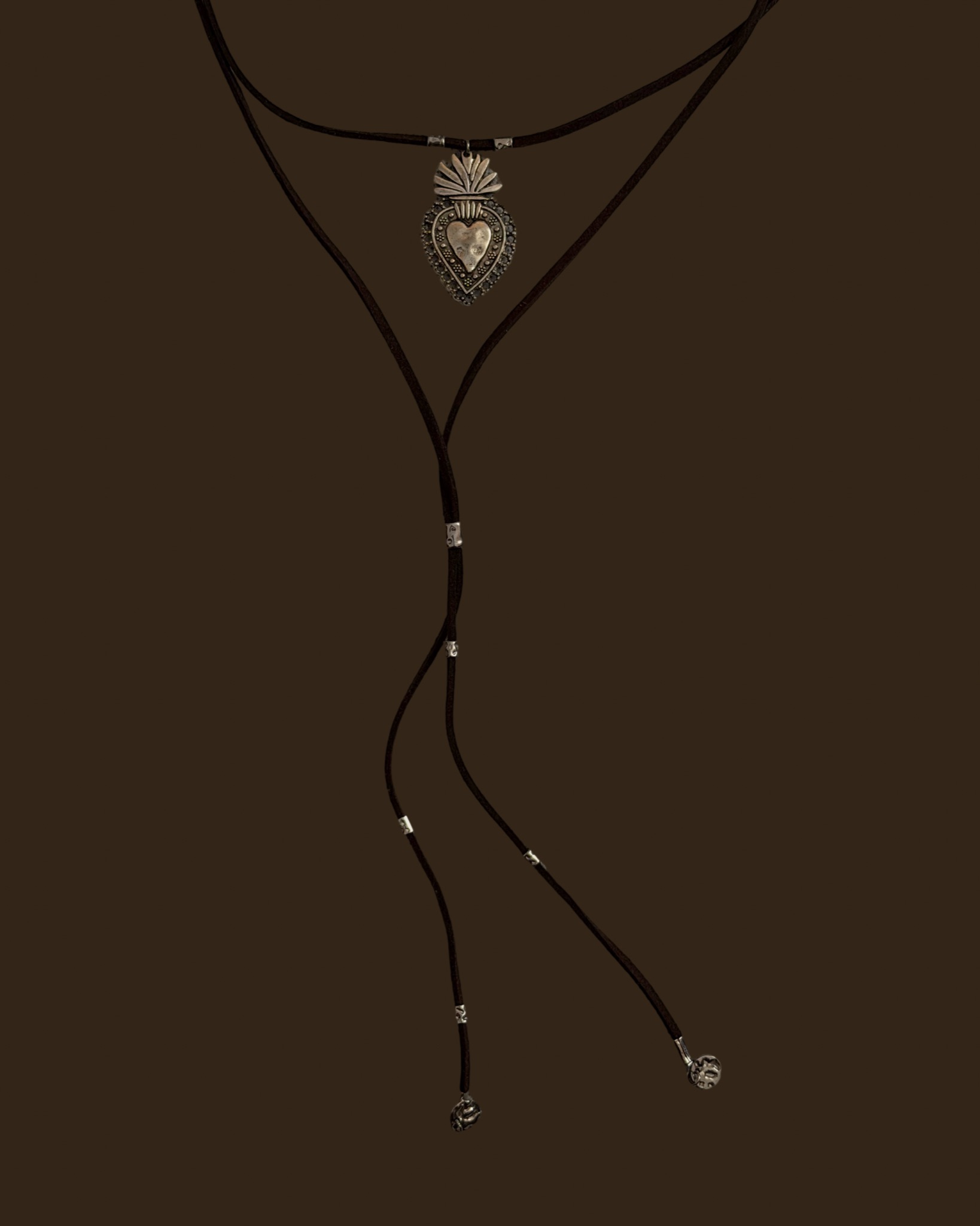 Foto della collana Cravattino cuore sacro cioccolato, categoria Cravattino