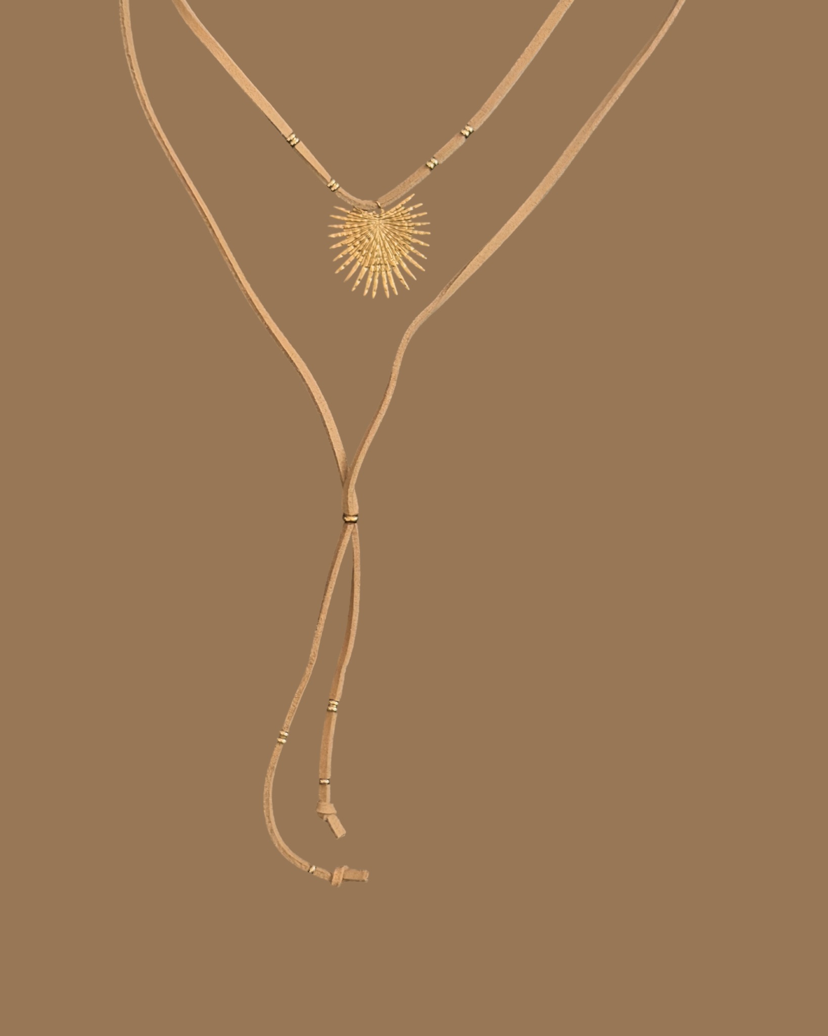 Foto della collana Cravattino beige boho, modello cravattino