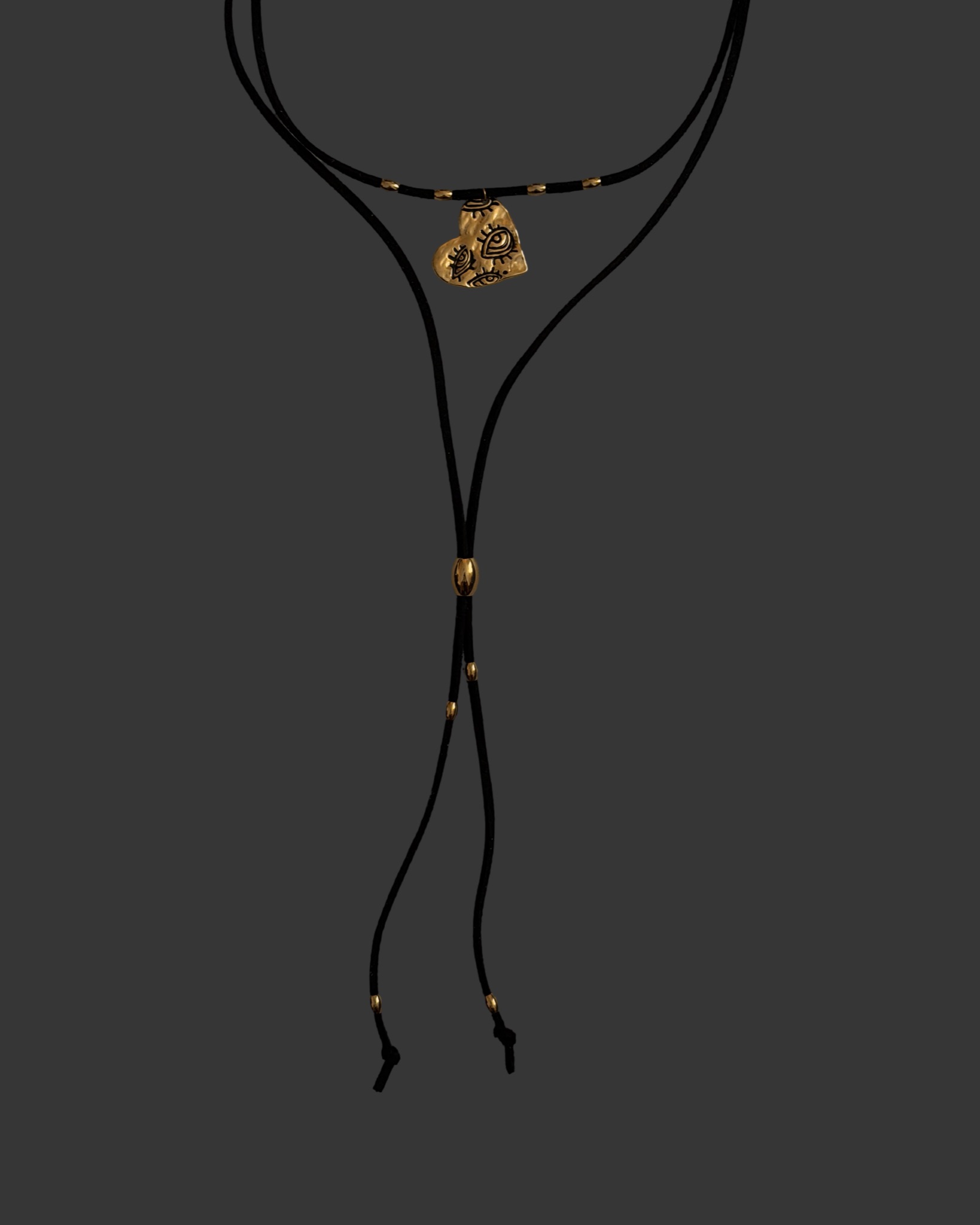 Foto della collana Cravattino cuore nero, modello cravattino
